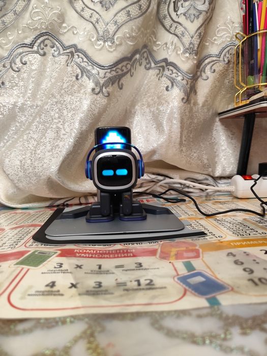 ИИ, Робот EMO Gо Hоме.