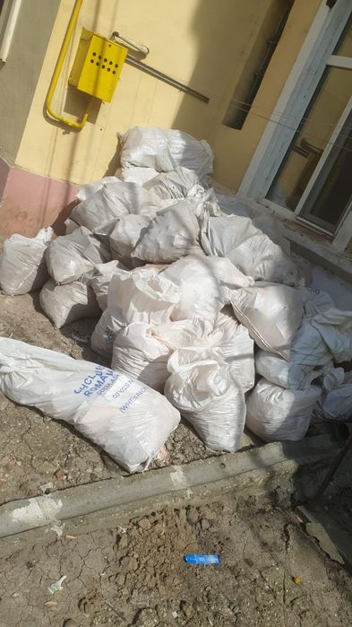Ridic saci cu moloz și deșeuri din constructii