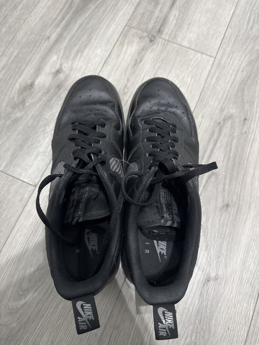 Vând Nike Air Force 1 ’07 LV8 – Black / Obsidian.Stare excelentă