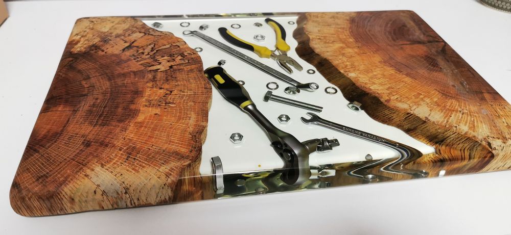 Изработка на сувенири, предмети, маси и др, от масив и епоксидна смола