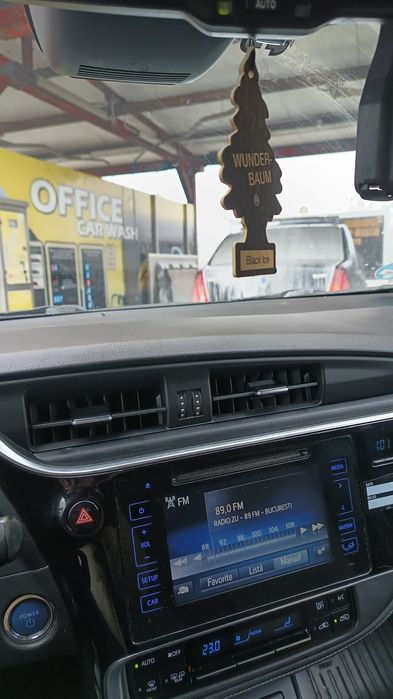 Vând toyota Auris hybrid
