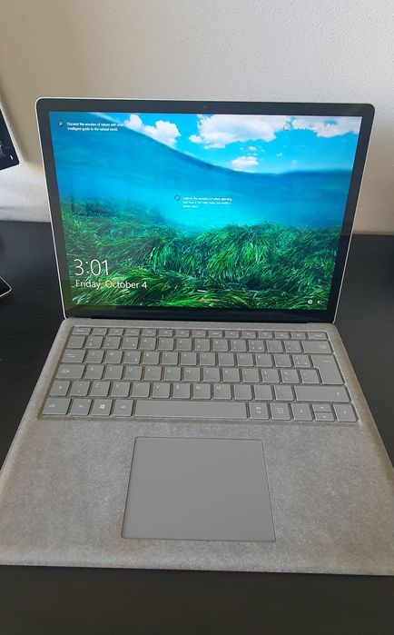 Microsoft surface laptop  touch screen i5. 8gb 256gb