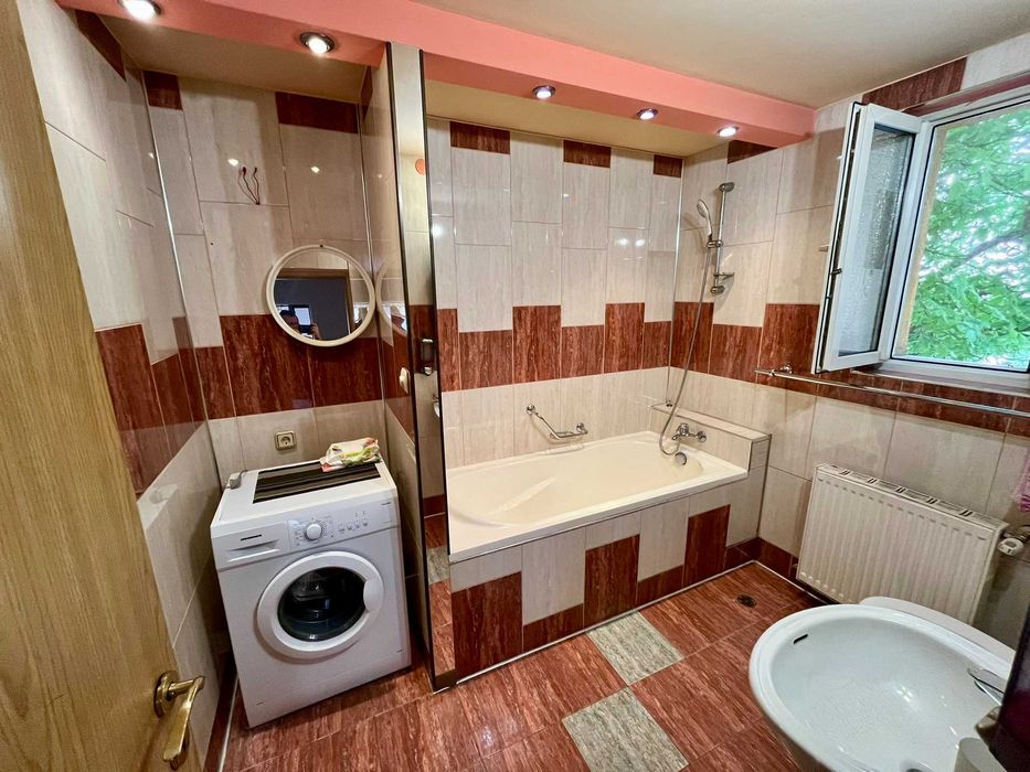 Inchiriez apartament mobilat si utilat cu loc de parcare in Cetate zona bulevard