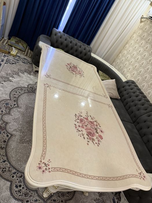 Продается стол 15 млн, привозная , качество отличное . Чистое дерево .