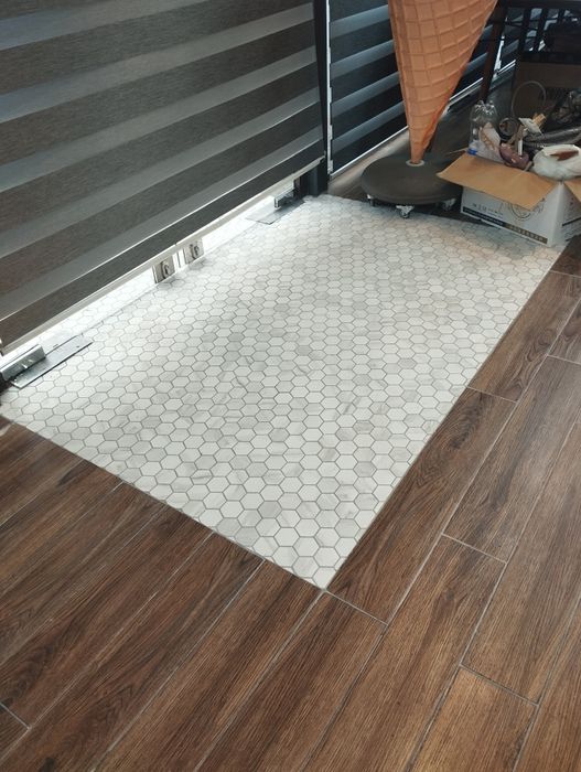 Кафельшик. Городской.  Укладка кафеля. Кафель устаси.