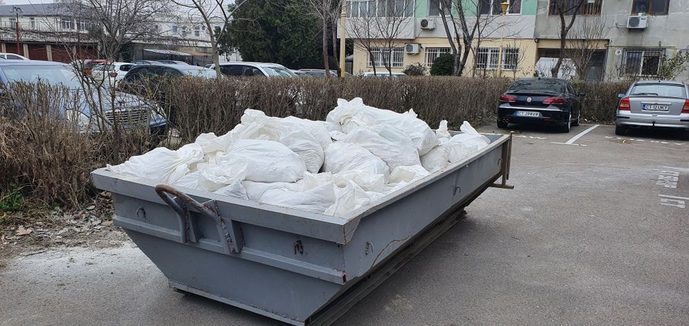 Transport moloz , saci , balastru , nisip , cu manipulanti non stop