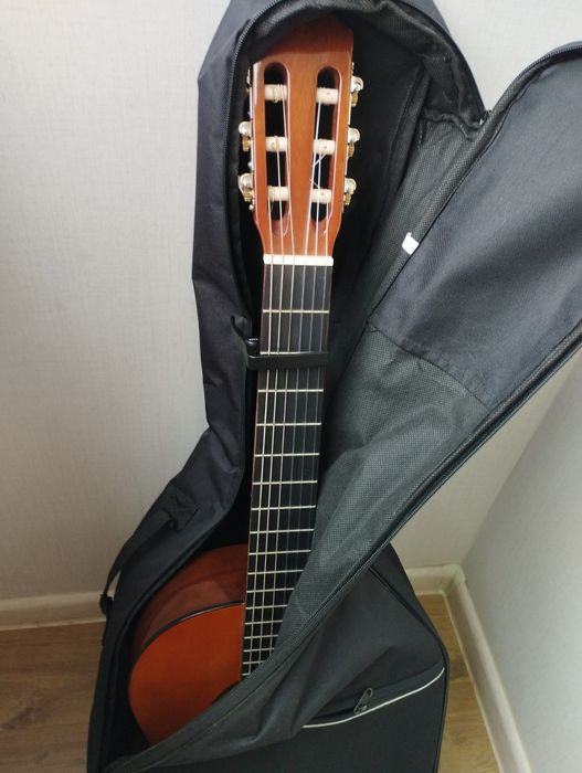 Продам гитару Yamaha c40