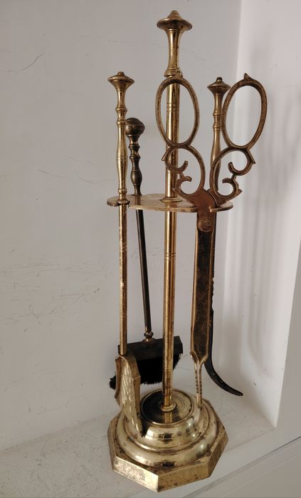 Set deosebit de ustensile pentru șemineu din bronz masiv ,piese cu o lucrătură de o foarte mare finețe ,piese masive h 60 cm