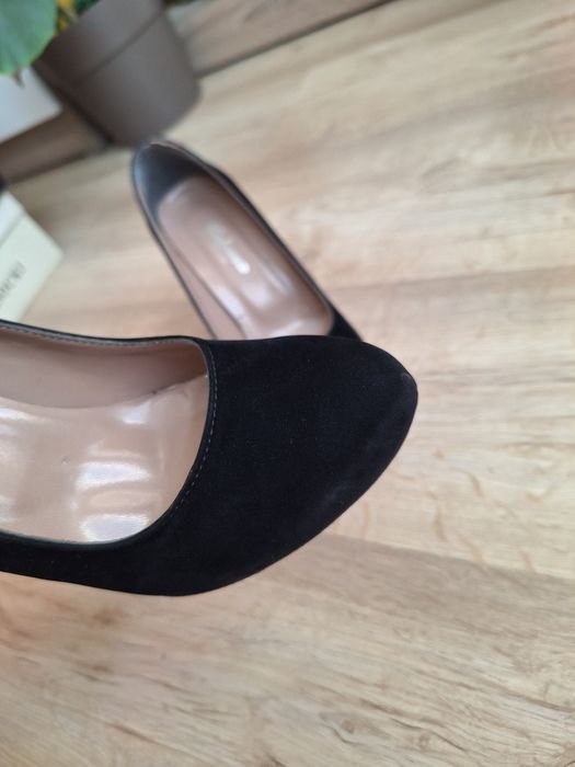 Черни велурени обувки с ток