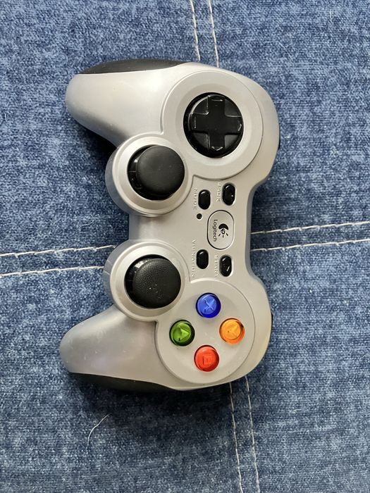 Продам джойстик Logitech F710