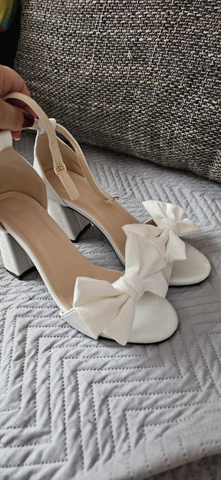 Sandale albe cu fundiță