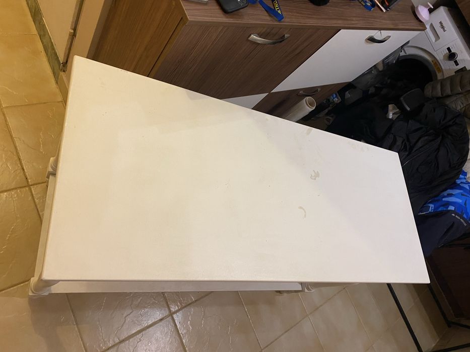 Маса подходяща за Тв и тоалетка