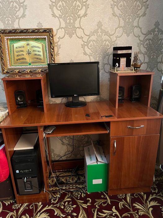 Компьютер ва столи сотилади