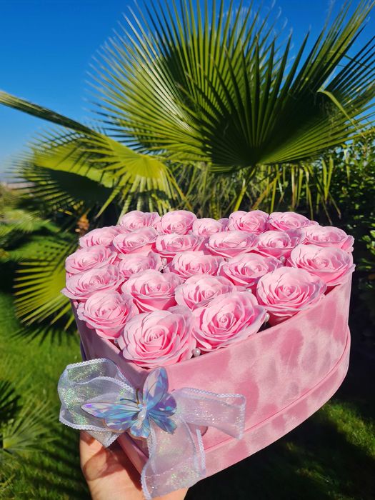 Кутия с вечни рози,сапунени рози, подаръци