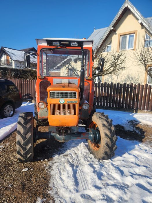 Tractor, freza și utilaj cules porumb.