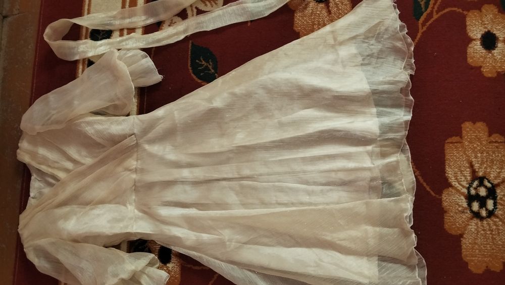 Ayol qizlar uchun juda chiroyli koʻylak sotiladi