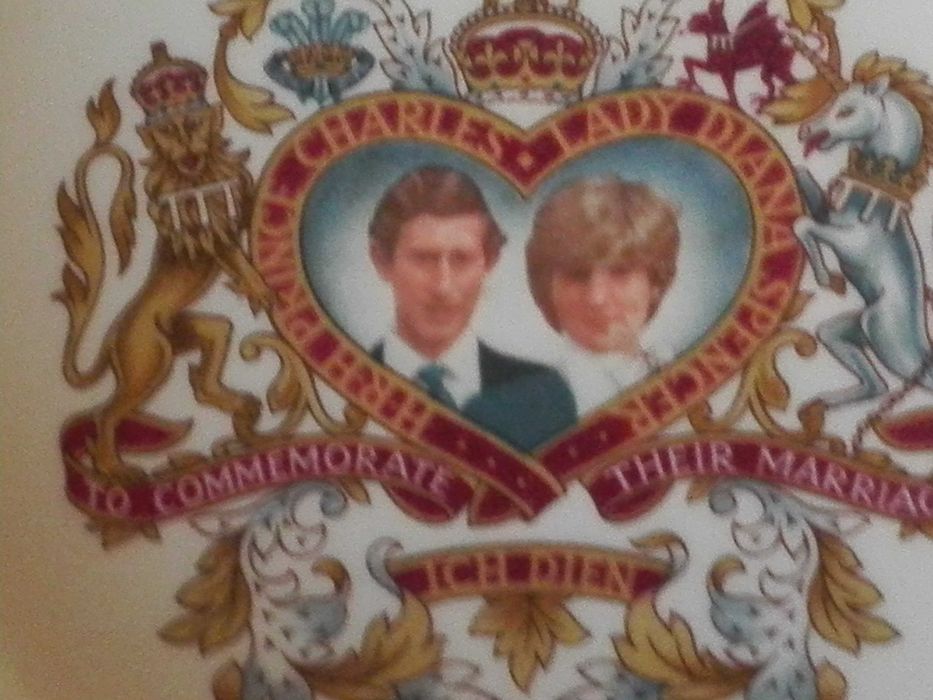 Малка чинийка с Чарлз и Даяна. и порцеланов сервиз за кафе.