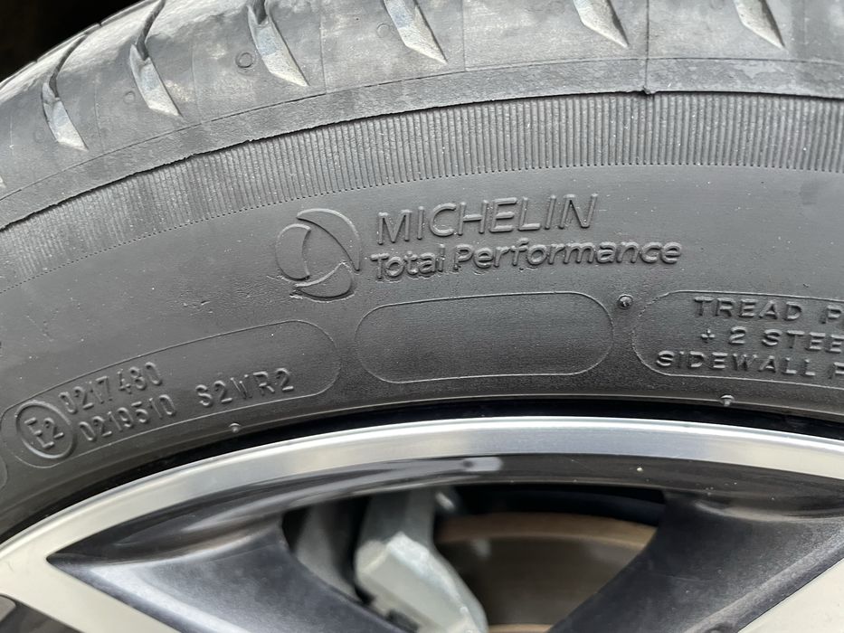 Машинаға дөңгелек (шина) сатылады.