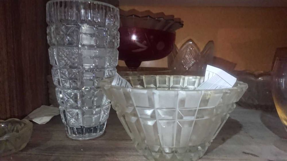 Посуда, рюмки, тарелки, чайные сервизы.