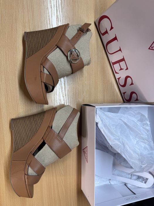 Сандали платформа GUESS 37