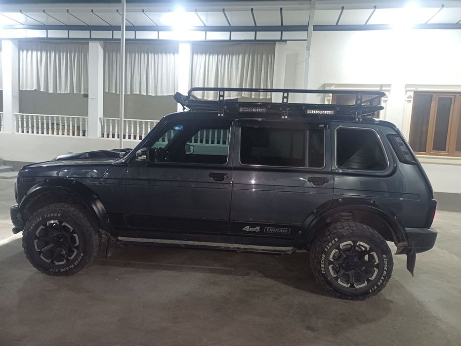 Niva lada4x4 Toshkentda turibdi