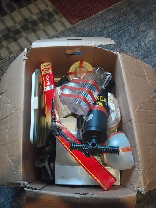 Кашони със домакински други различни принадлежности