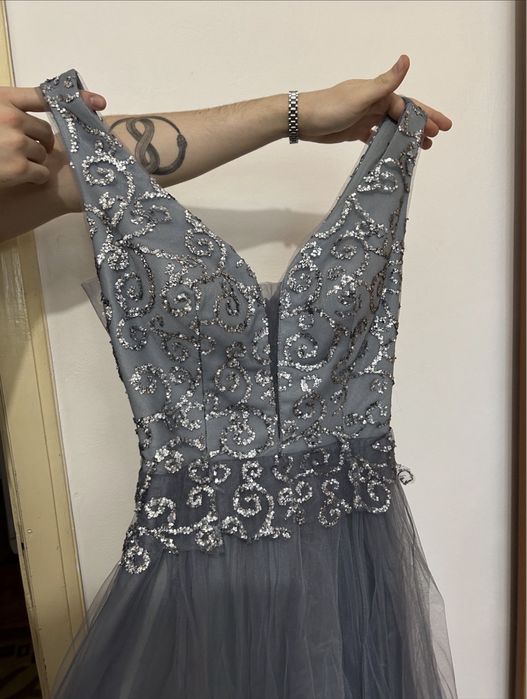 Rochie lunga de seara gri cu paiete argintii purtata o data