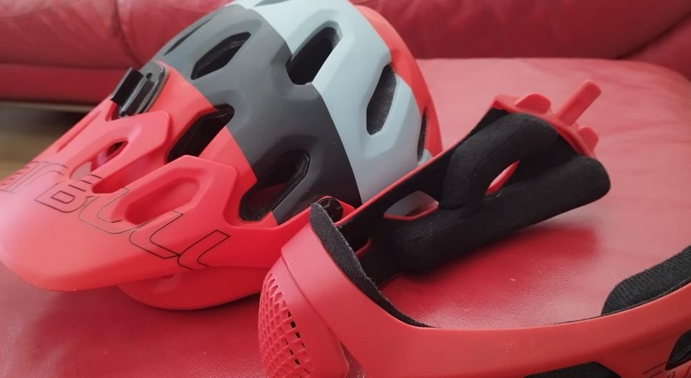 Casca fullface MTB,  M/L 58-62 cm
Cască CairBull cu protecție pentru b