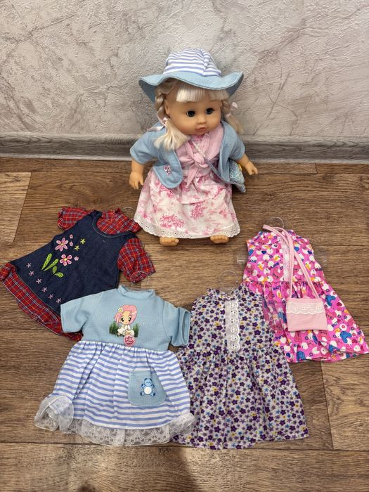 Кукла с 5 комплектами одежды и аксессуарами.