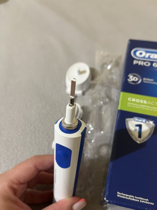 Електрическа четка за зъби Oral-B PRO 600