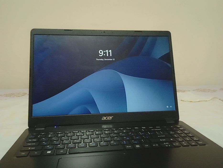 Noutbook qotmay ishlaydi, RAM 8GB, SSD 256GB,