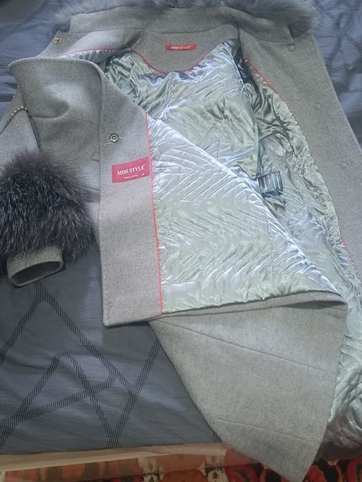 Ayollar paltosi yangi 2 marta kiyilgan sotishga sabab kichik