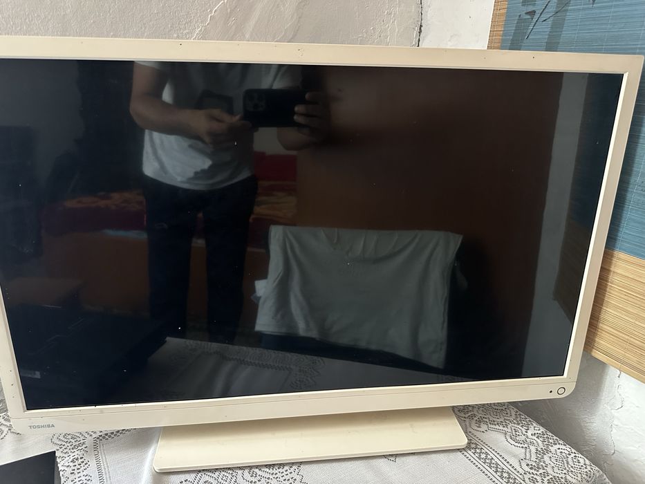 2 televizoare cu tub si led