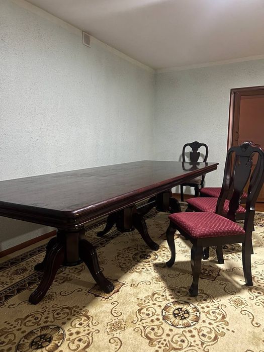 Продаётся стол и 12 стуля
