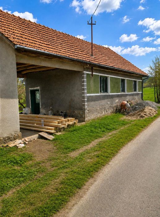 Casă și terenul aferent de 2 ha intravilan