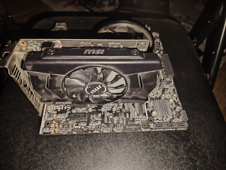 KIT unitate DDR4  8gb ram ,placa video ,placa baza ,RYZEN 5 1400