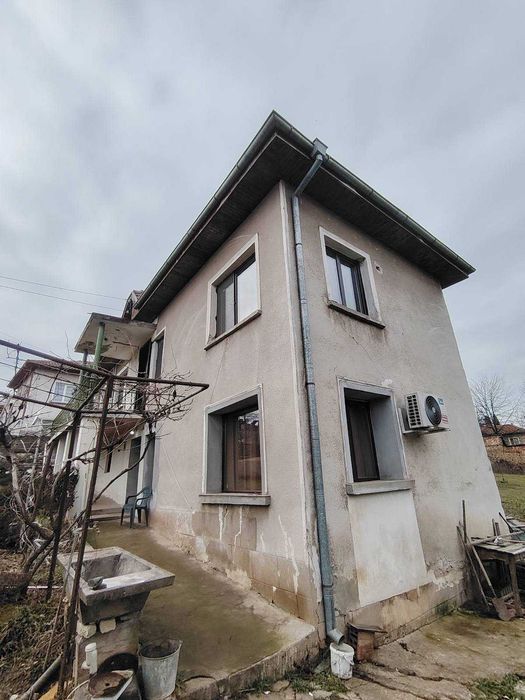 Къща в близост до Плевен, с. Гривица