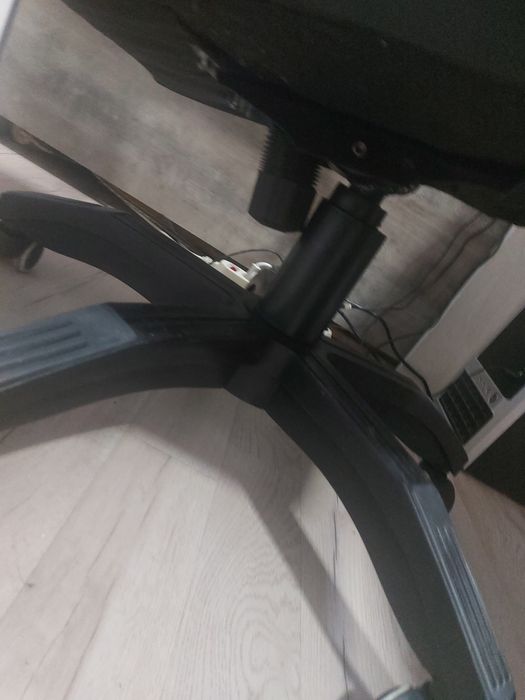 Продам два офисных кресла