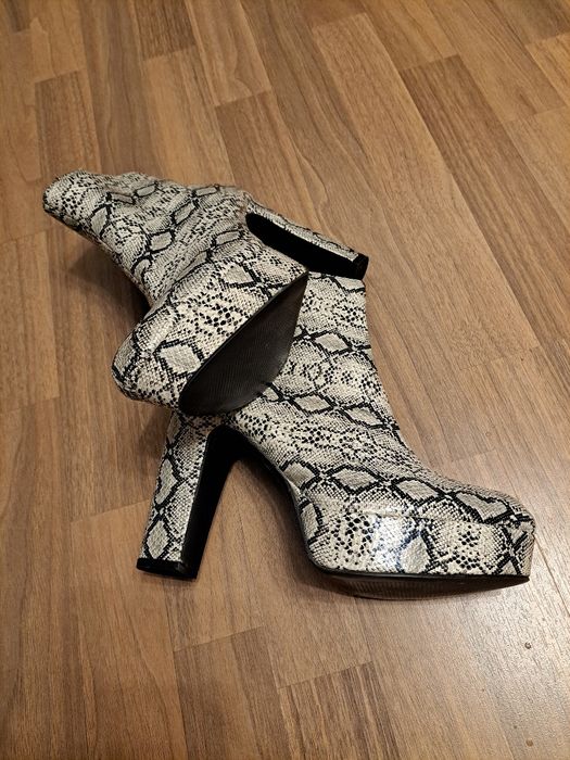 НОВИ Змийски боти с висок ток номер 40.