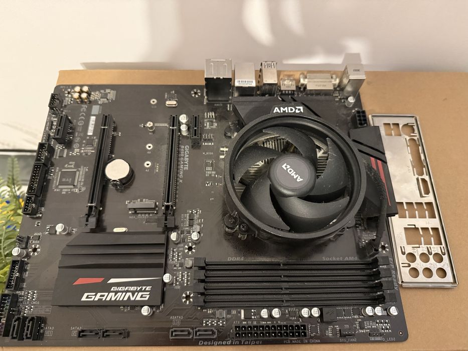 Vand KIT Procesor AMD 3500x si Placa de Baza Gigabyte B450M