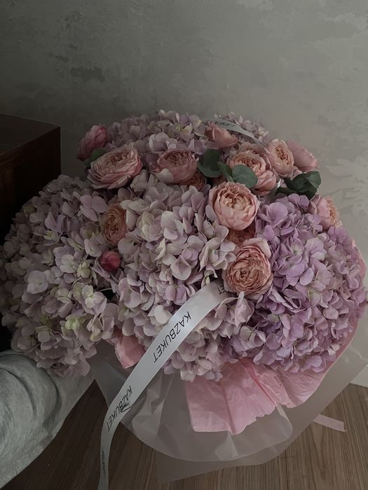 Букет с гортензим и розы