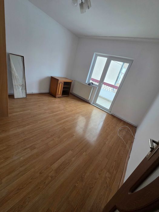 Vând apartament  3 camre – zonă centrală, 1 Mai, 65 m²