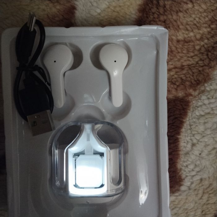 Продам наушники белые