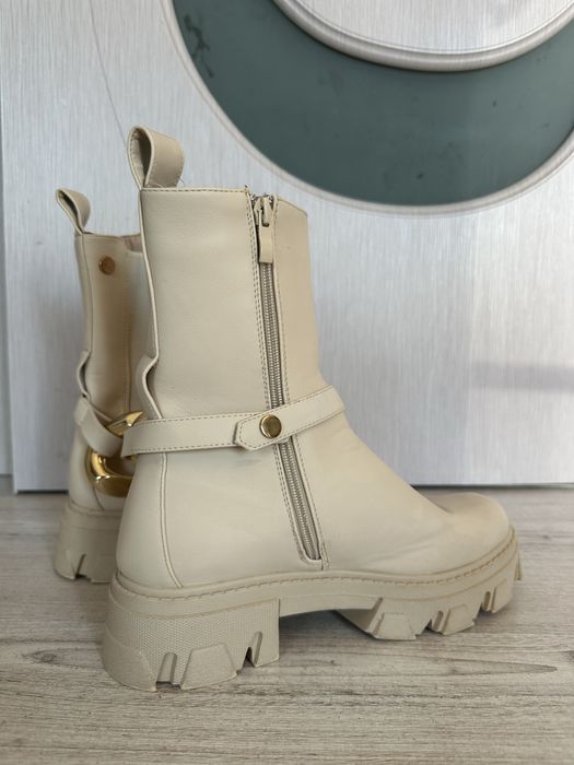 Бежови боти със златен аксесоар