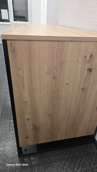 Продавам бюро за маникюр или учебно