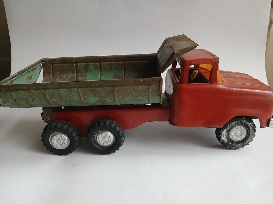 Стара руска голяма метална играчка камион самосвал.