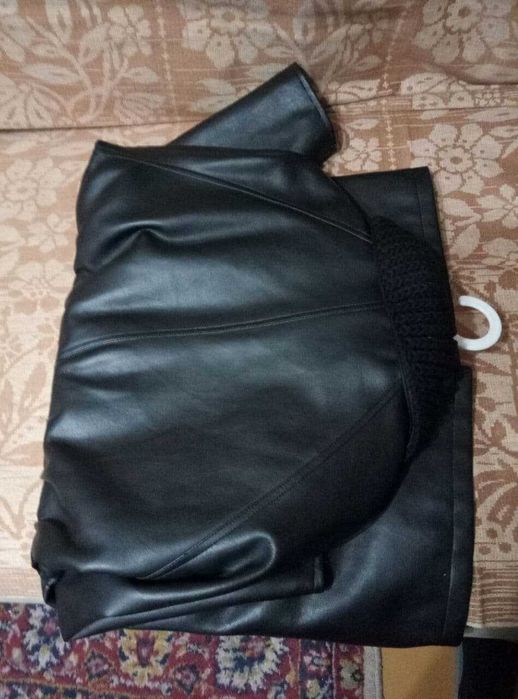 Куртка кожаная  женская черная на заклепках удлиненная рукав реглан