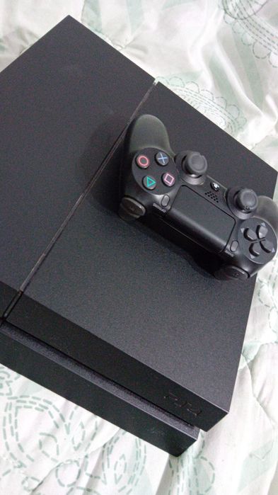 Vând Ps4,cu o maneta+un joc:alien isolation