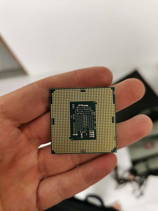 Procesor i5 6400 Skylake (generația a 6-a)  + cooler intel cadou (functional, dar cu un piciorus defect)