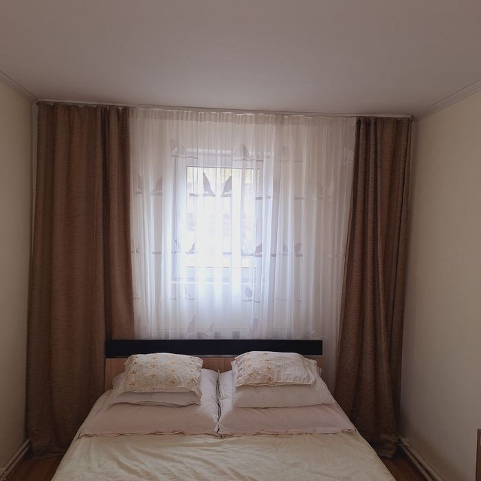 Perdea voal si dublura de perdea + așternuturi 2 perne + plapuma